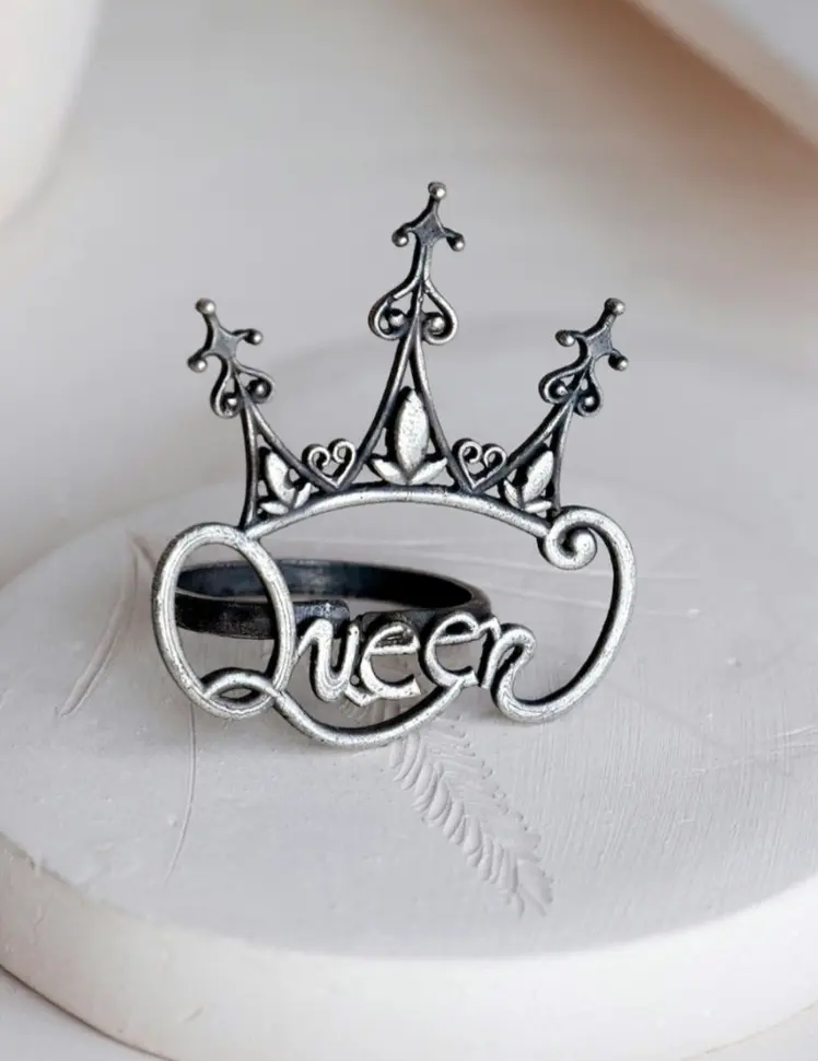 SilverlookalikeQueenStatementRing-FashionJewels2.webp
